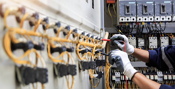Professional Electrician technician working in Farmington Hills, MI